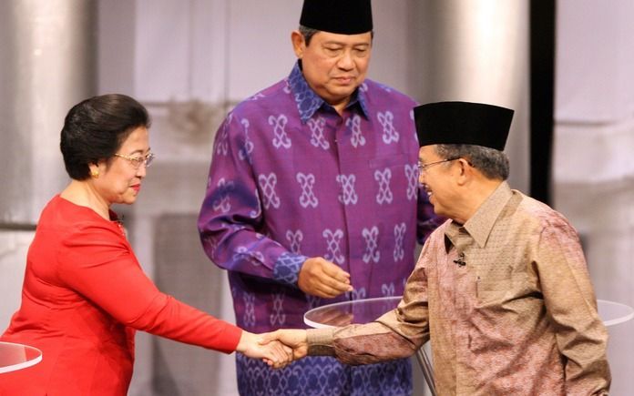 JAKARTA – President Yudhoyono moet het op 8 juli onder meer opnemen tegen Megawati Sukarnoputri (l.). Foto EPA