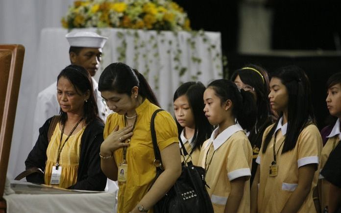 MANILLA – Schoolkinderen stonden maandagmorgen bij de kist met daarin het lichaam van de voormalige president Corazon Aquino. De opvolgster van dictator Marcos overleed zaterdag aan darmkanker. Foto EPA