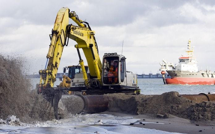 VROUWENPOLDER – De sleephopperzuiger Crestway van Boskalis in actie. Baggeraar Boskalis heeft het zware economische weer in de eerste helft van dit jaar naar eigen zeggen goed doorstaan. Voor de komende jaren houdt het bedrijf echter rekening met minder w