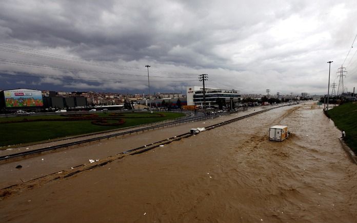 ISTANBUL – Door overstromingen in de Turkse metropool Istanbul zijn woensdag meer dan twintig mensen omgekomen. Foto EPA