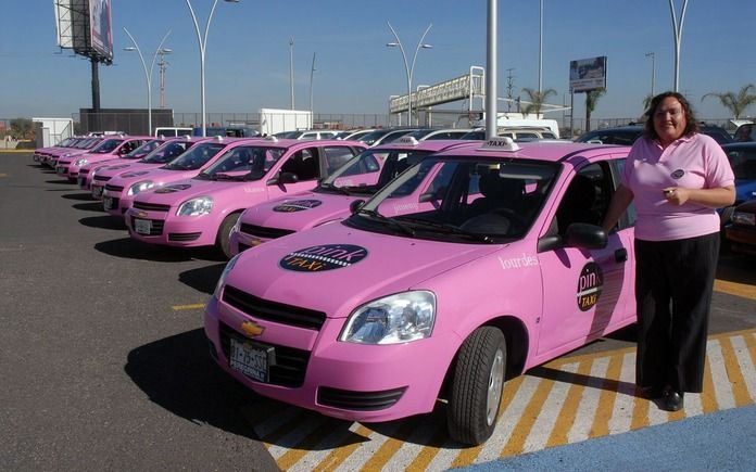 PUEBLA - Vrouwen kunnen voortaan in de Mexicaanse stad Puebla een taxi nemen zonder dat ze zich druk hoeven te maken over opdringerige of gewelddadige mannen. In de stad in het zuiden van Mexico rijden sinds dinsdag 35 taxi’s, die worden bestuurd door vro