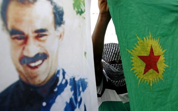 Een PKK-aanhanger houdt een afbeelding van Öcalan omhoog. Foto EPA