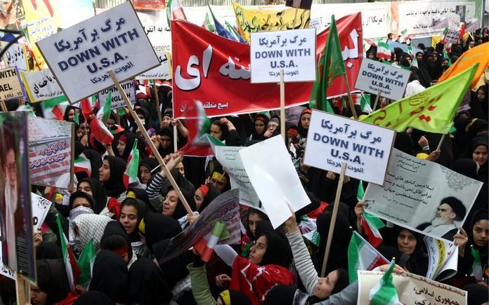 TEHERAN – Duizenden mensen zijn woensdag in Teheran de straat opgegaan om het begin van de bezetting van de Amerikaanse ambassade in de Iraanse hoofdstad te herdenken. Bij het gebouw in het centrum van Teheran riepen demonstranten leuzen tegen de Verenigd