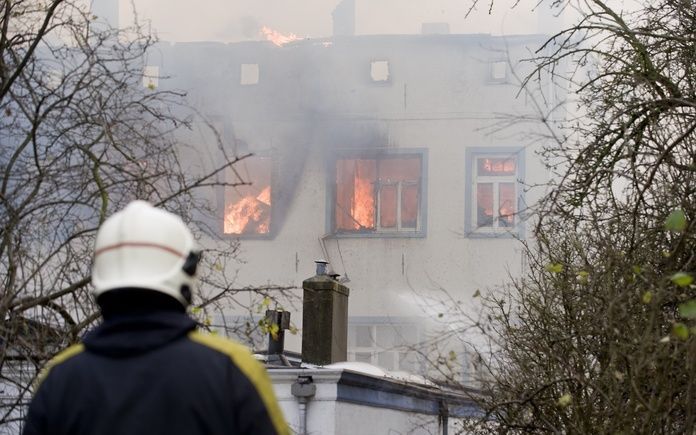 Het gebouw is gedeeltelijk ingestort en moet als verloren worden beschouwd. Dat heeft de politie gemeld. Foto ANP