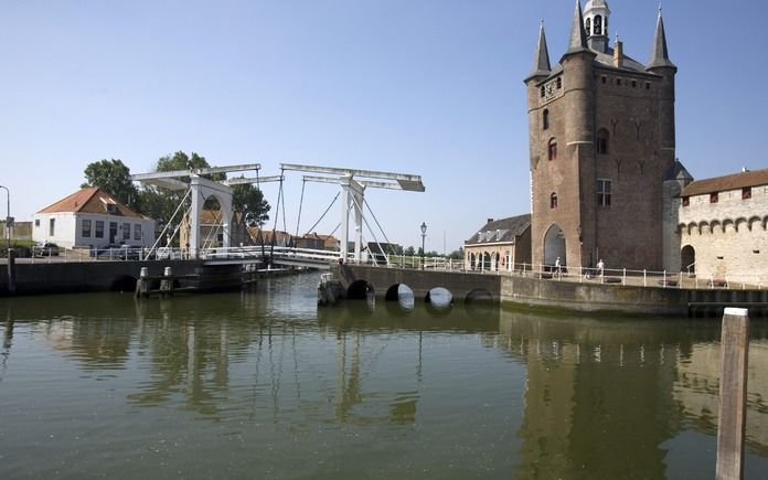 „Authentieke cultuur vind je nog in Middelburg en Zierikzee.” Hier de Noordhavenpoort van Zierikzee. Foto ANP