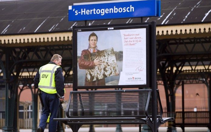 DEN BOSCH - Een explosievenverkenner verricht sporenonderzoek op het station in Den Bosch. Foto ANP