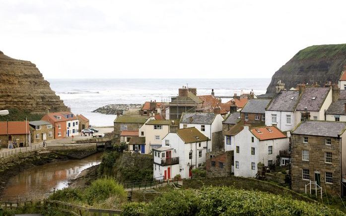 De kronkelige straatjes en de op en over elkaar heen gestapelde huizen van voormalig smokkelstadje Robin Hoods Bay verbergen een netwerk van onderaardse gangen. Beeld Fotolia