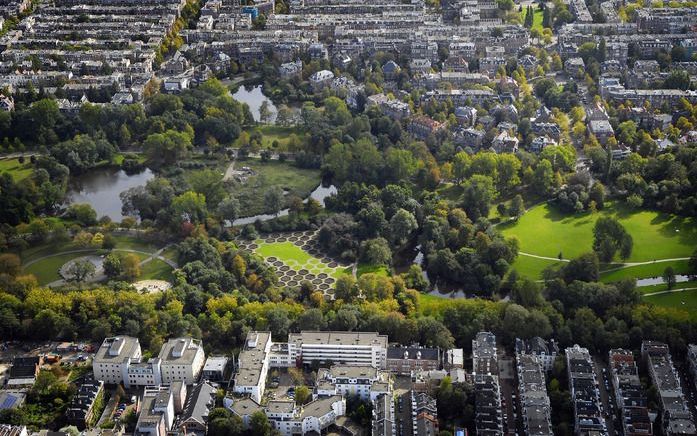 AMSTERDAM – Het heeft tien jaar geduurd, maar nu is het zover: de renovatie van het Vondelpark in Amsterdam is afgerond. Foto ANP