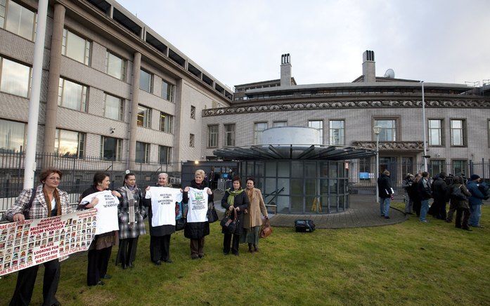 Demonstranten staan maandag voor het Joegoslavie-Tribunaal in Den Haag, waar de zaak tegen de ex-president van Republika Srpska Radovan Karadzic wordt hervat. Foto EPA