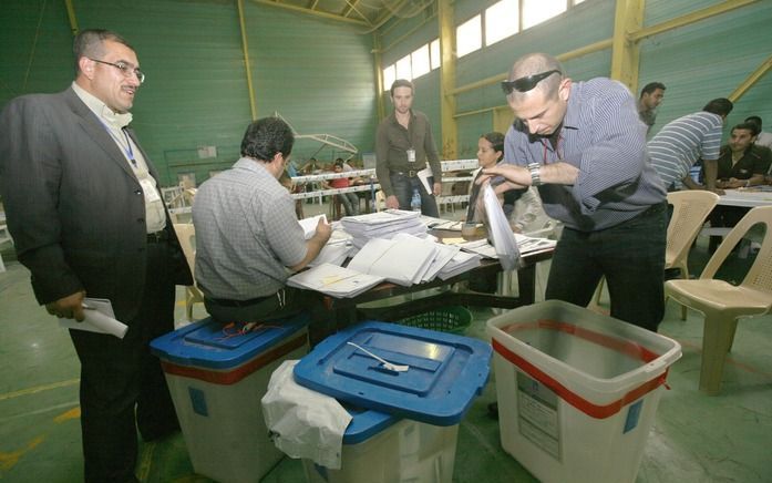 BAGDAD - De verkiezingen in Irak lijken steeds meer uit te draaien op een nek-aan-nek race tussen het blok van zittend premier Nuri al-Maliki en de seculier nationalistische beweging Iraqiya van oud-premier Iyad Allawi. Foto EPA