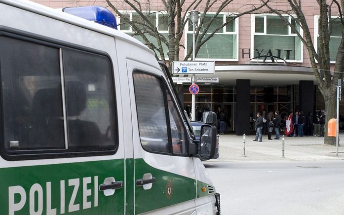 BERLIJN - De Duitse politie heeft een van de daders van de spectaculaire overval op een pokertoernooi in een Berlijns hotel in hechtenis genomen. De 21-jarige man heeft zich aangeven en maandag zijn aandeel in de roofoverval bekend. Dat berichtte de websi