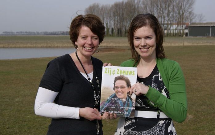 Margriet Hackenberg en Corina Blok met hun geesteskind Zij en Zeeuws. beeld Corina Schipaanboord