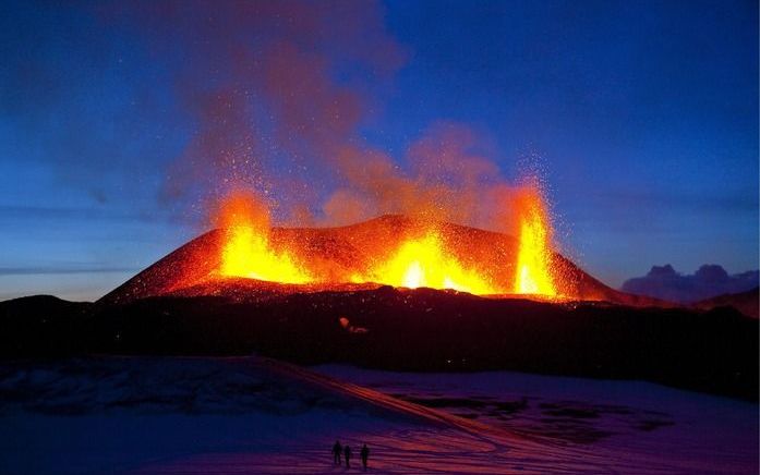 REYKJAVIK – Zeker zevenhonderd inwoners in het zuiden van IJsland zijn woensdagochtend geëvacueerd wegens een vulkaanuitbarsting en meerdere aardbevingen. De vulkaan ligt in het gebied van de gletsjer Eyjafjallajökull, zo liet een politiewoordvoerder wete