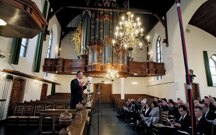 RIDDERKERK – In de Ridderkerkse Singelkerk werd gisteravond het boek ”Een gemeente in opbouw. De kerkenraadsnotulen van Ridderkerk 1574-1675” gepresenteerd. Achter de microfoon M. G. Hofman; rechts vooraan drs. B. Wouda en prof. dr. F. A. van Lieburg, die