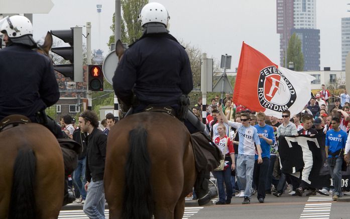 ME houdt Feyenoordsupporters in de gaten. Foto ANP