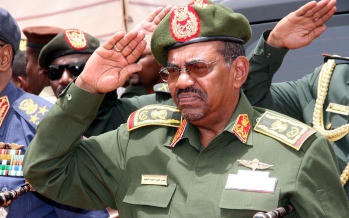 KHARTOEM – President Omar Hassan al–Bashir heeft zoals verwacht de verkiezingen in Sudan gewonnen met 68 procent van de stemmen. Dat heeft een functionaris van de nationale kiescommissie laten weten. Foto EPA