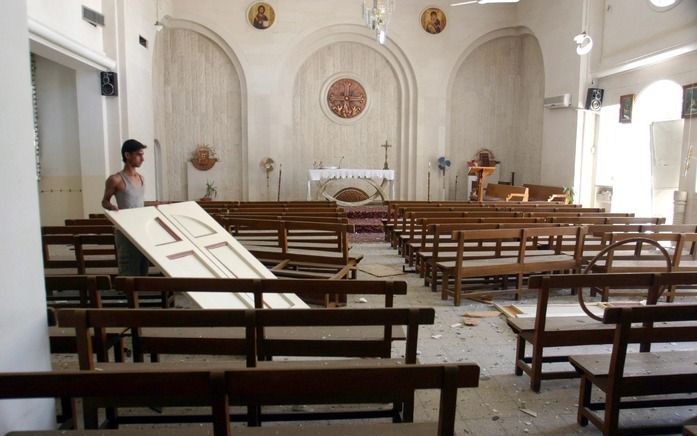 MOSUL - Een christelijke kerk in Mosul. De kerk werd in de zomer van 2009 door een autobom beschadigd. Zondag werd een dubbele bomaanslag gepleegd op christelijke studenten. De Iraakse stad is al langer het toneel van onlusten. Foto EPA