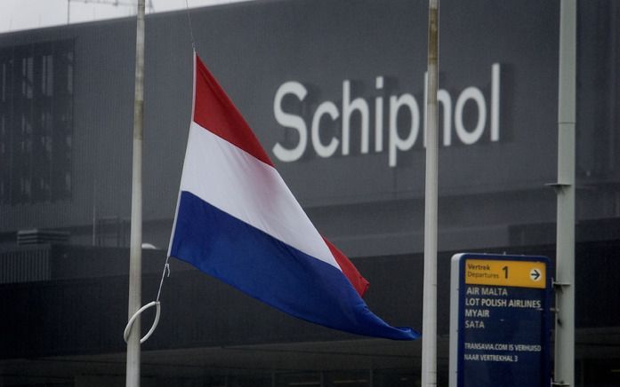 Wegens het vliegtuigongeluk in Libië heeft demissionair minister–president Balkenende woensdag opdracht gegeven de Nederlandse vlag op overheidsgebouwen halfstok te hangen. Foto ANP