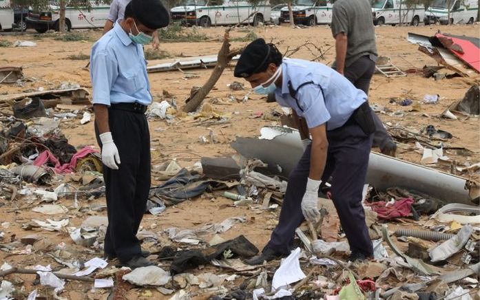 De Libische luchtvaartmaatschappij Afriqiyah Airways heeft woensdag bevestigd dat er 62 Nederlanders aan boord waren van het eerder op de dag bij Tripoli verongelukte toestel. Foto EPA