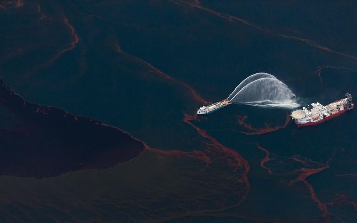 WASHINGTON – Een schip rond het booreiland Deepwater Horizon in de Golf van Mexico is druk bezig met de bestrijding van de olieoverlast. Volgens olieconcern BP stroomt dagelijks 800.000 liter olie uit het lek, of 5000 vaten. Daarvan zouden er nu 2000 word