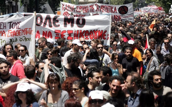 Tienduizenden Grieken protesteerden donderdag in Athene tegen de bezuinigingsmaatregelen van de overheid. Foto EPA