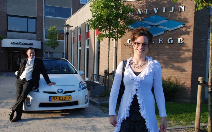 Mirjam wordt door haar broer in alle vroegte naar school gebracht. Beeld Patrick van Schaik.