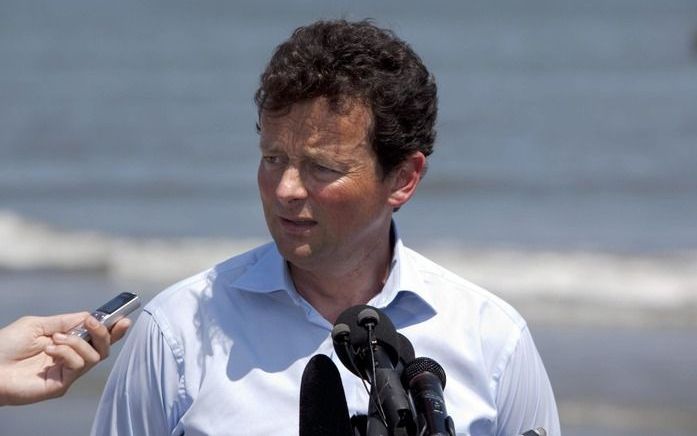 Directeur van BP, Tony Hayward, staat op het strand van Louisiana de pers te woord. Foto EPA