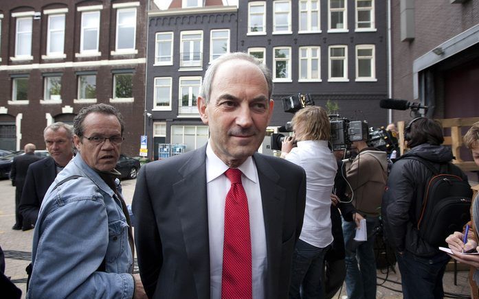 AMSTERDAM - PvdA-leider Job Cohen komt woensdag aan bij Theater Carre in Amsterdam voor het derde grote debat in de aanloop naar de verkiezingen van 9 juni. Foto ANP