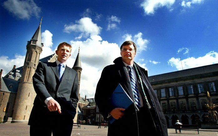 DEN HAAG – Communicatiedeskundige Jack de Vries, op de foto met premier Balkenende in de tijd dat hij diens rechterhand was, wordt de nieuwe staatssecretaris van Defensie. Hij volgt Van der Knaap op, die burgemeester wordt van Ede. Foto ANP