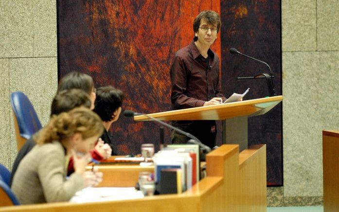 DEN HAAG – Campagneleider Wouter van Eck van Milieudefensie sprak donderdag als eerste ambteloos burger in de plenaire vergaderzaal de Tweede Kamer toe. De Kamer debatteerde vervolgens over het burgerinitiatief van Milieudefensie. Dat beoogt een einde te 