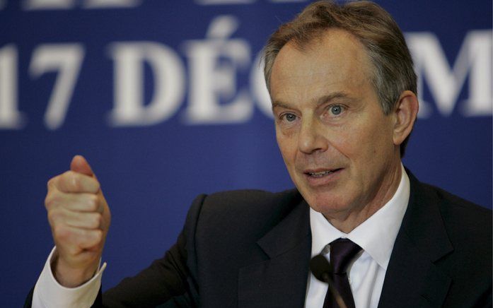 De voormalige Britse premier Blair spreekt tijdens de persconferentie van de donorconferentie in Parijs. Foto EPA