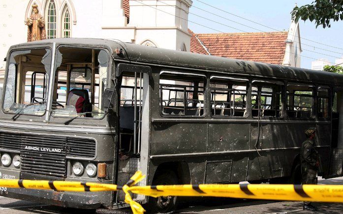 COLOMBO (ANP/AFP) – In de Srilankaanse hoofdstad Colombo is woensdag een bom langs een weg ontploft. De fragmentatiebom van het type Claymore doodde vijf mensen en verwondde bijna dertig anderen. Foto EPA