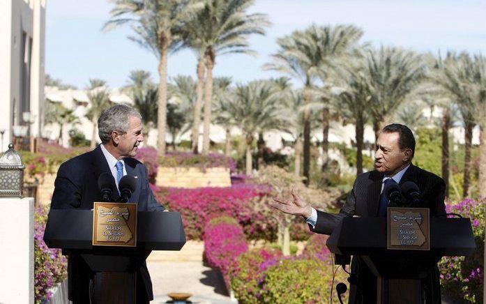 SHARM AL-SHEIKH - De Amerikaanse president Bush sloot gisteren zijn rondreis door het Midden Oosten af met een bezoek aan Egypte. In de badplaats Sharm al Sheikh gaven Bush en zijn Egyptische ambtgenoot, Mubarak (r.), een gezamenlijke persconferentie. Fot