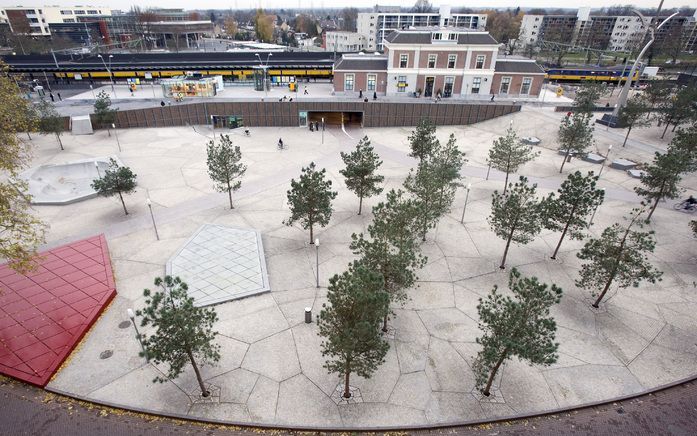 APELDOORN – Het oude stationsgebouw van Apeldoorn is behouden gebleven, gerestaureerd en in de nieuwe stationsomgeving ingepast. Het gebouw wordt na een jarenlange restauratie morgen officieel geopend. Foto Eric Ruys