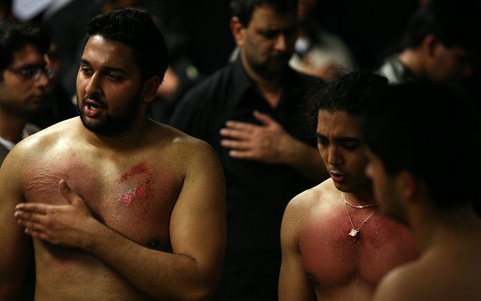 DEN HAAG - Honderden Sjiietische moslims kwamen vrijdag bijeen in een Haagse moskee voor de Ashura. De Ashura is een herdenking van de geweldadige dood van Hoessein Ibn Ali, kleinzoon van Mohammed en volgens de Sjiieten opvolger van de profeet. Zijn dood 