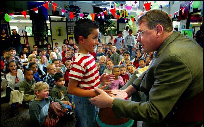 Voormalig minister De Geus van Sociale Zaken tijdens een Voorleesontbijt een aantal jaar geleden. Foto ANP