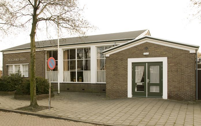 SCHERPENISSE – Het dorpshuis Holland Huis in Scherpenisse wordt mogelijk gesloopt. De meeste inwoners zijn daar niet blij mee. Vooral voor oudere inwoners heeft het pand emotionele waarde. Het pand werd na de watersnood in 1953 geschonken door boeren uit 