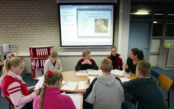 „Eigentijds leren betekent ook dat cultivering van het oude niet acceptabel is, zonder daarmee te zeggen dat al het oude overboord moet. In plaats van een consoliderende houding, wordt een attitude gevraagd van ontwikkelingsgericht werken en denken, waarb