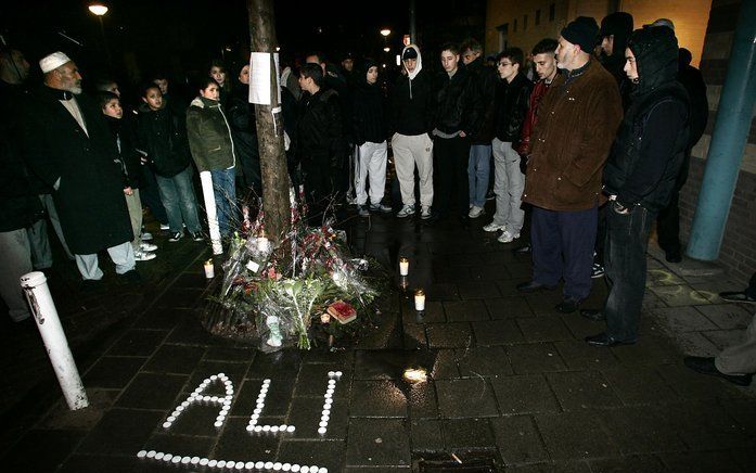 Mensen herdenken in januari 2005 de 19-jarige Ali B. die door een vrouw is doodgereden. Foto ANP