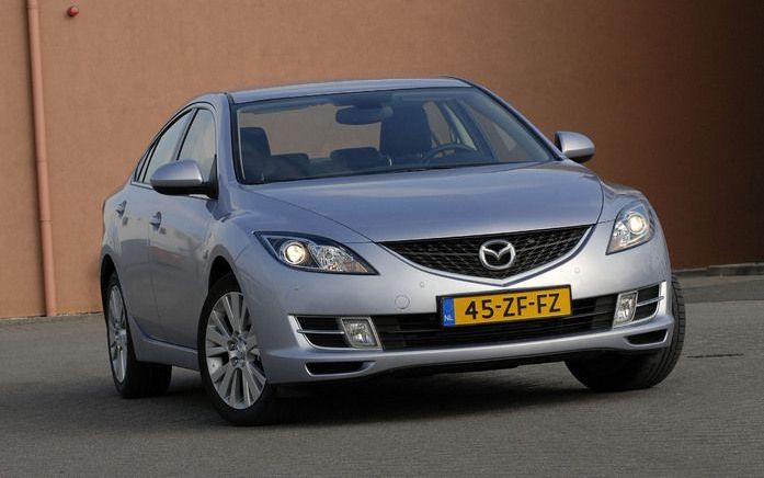 Vooral dankzij de nadrukkelijk aanwezige bolling van de voorspatborden staat de nieuwe Mazda6 stevig op de weg. Foto’s Tony Vos