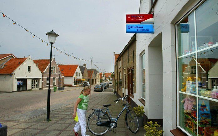 DEN HAAG - Een grote meerderheid in de Tweede Kamer heeft er vrede mee dat de postkantoren in ons land dichtgaan. Hier het postkantoor in Westmaas. Foto ANP