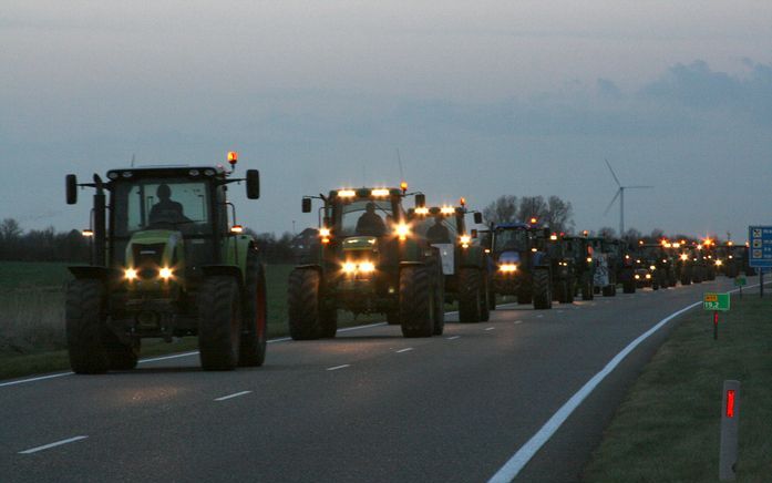 HIPPOLYTUSHOEF – File op de N99 in de Kop van Noord Holland. Boze boeren bezetten in Hippolytushoef met 134 tractoren de weg naar het gemeentehuis van Wieringen. Daar gaf de raad gisteren toestemming voor de aanleg van het Wieringerrandmeer tussen het IJs