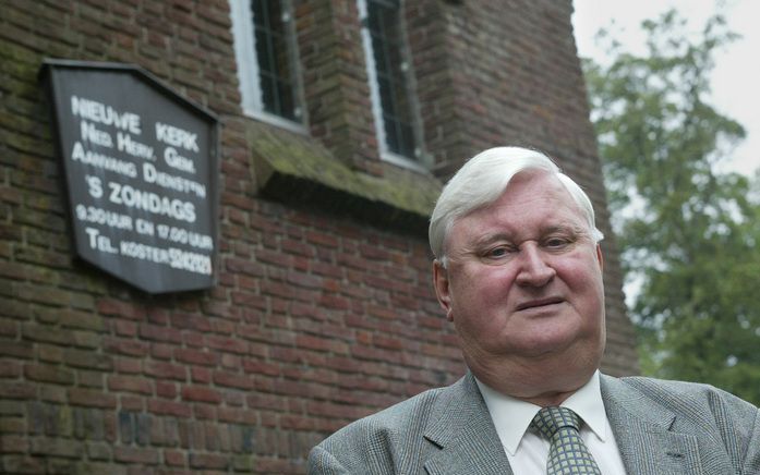 AMSTERDAM – De Mozes en Aäronstraat, tussen de Nieuwe Kerk en het stadhuis, herinnert aan het intensieve verkeer tussen de Amsterdamse magistra ten en de leiders van de –publieke– Gereformeerde Kerk. Anno 2008 zijn (gereformeerde) christenen in Nederland 