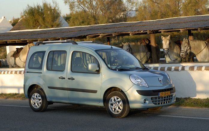 De tweede generatie Renault Kangoo is aanzienlijk groter dan zijn voorganger, omdat is uitgegaan van het onderstel van de Scénic ruimtewagen. Foto’s Tony Vos.