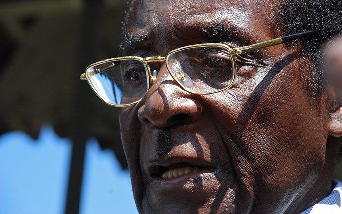 HARARE – De president van Zimbabwe, Robert Mugabe, is vrijdag voorzitter bij het crisisberaad van zijn Zimbabwe Afrikaanse Nationale Unie–Patriottisch Front (ZANU PF). De 84 jarige Mugabe maakte volgens ooggetuigen grapjes met partijgenoten die afgelopen 