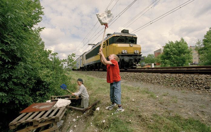 Ongeveer tweeduizend basisscholen hebben bij spoorbeheerder ProRail een lespakket besteld waarin kinderen worden gewezen op de gevaren van spelen langs het spoor. Dat meldde ProRail dinsdag, een week voor de officiële aftrap van de campagne Ding Ding Ding