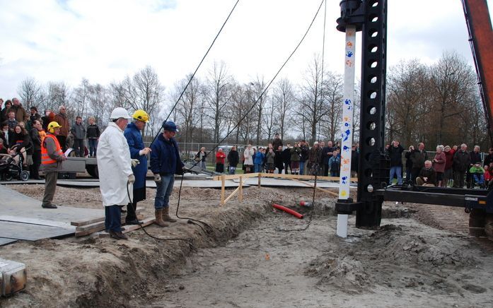 EMMELOORD – De eerste paal van het nieuwe kerkgebouw van de gereformeerde gemeente te Emmeloord is zaterdag de grond in gegaan. Foto A. Koster