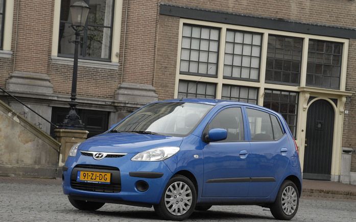 Door zijn grotere breedte is de nieuwe Hyundai i10 niet alleen ruimer dan zijn voorganger, de Atos, maar oogt hij ook veel meer in balans. Foto’s Tony Vos