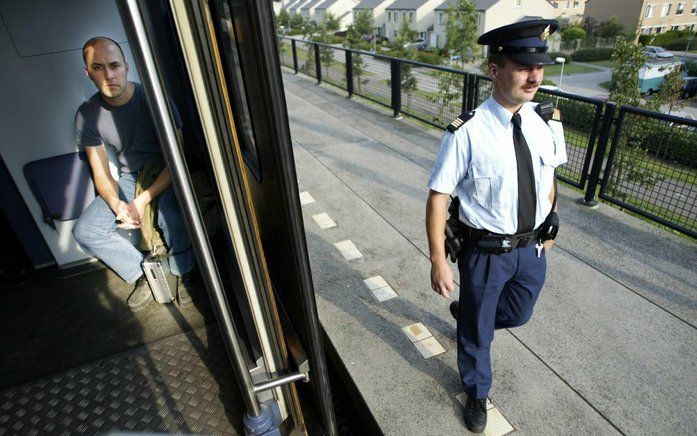 UTRECHT - De spoorwegpolitie en ProRail houden dinsdag een landelijke controleactie op overwegen. De spoorbeheerder en de spoorwegpolitie willen met deze controles het aantal ongelukken en bijna-ongelukken op kruisingen van wegen met spoorwegen verder ter