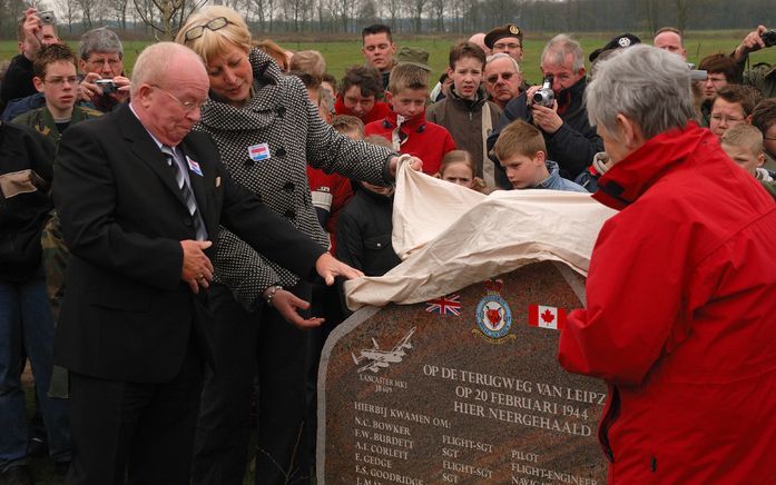 ELSPEET – Brian Williams onthulde zaterdag een monument in Elspeet ter nagedachtenis aan zijn vader die in de Tweede Wereldoorlog omkwam bij een crash van een bommenwerper. - Foto J. Moll